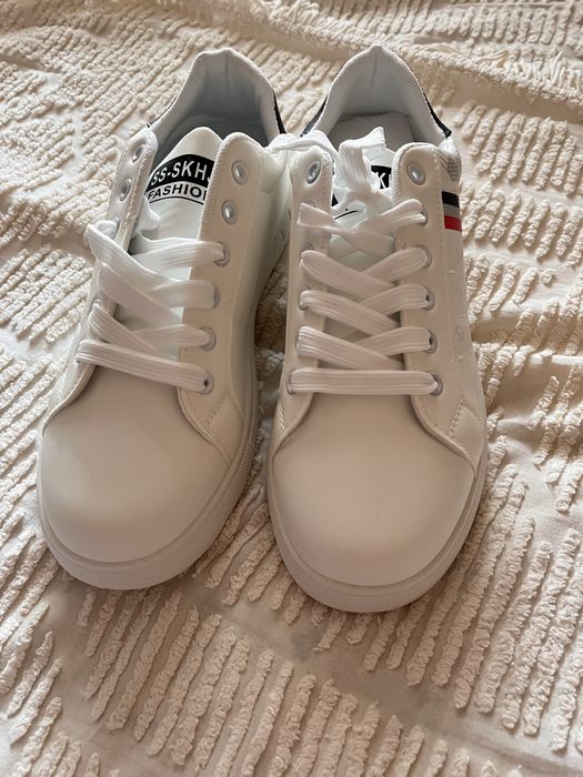 Pantofi sport diferite marimi