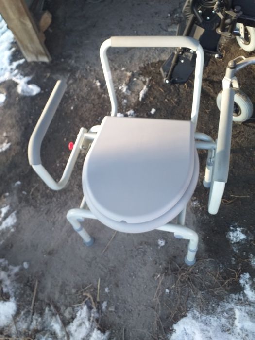 Продам кресло-стул с санитарным оснащением