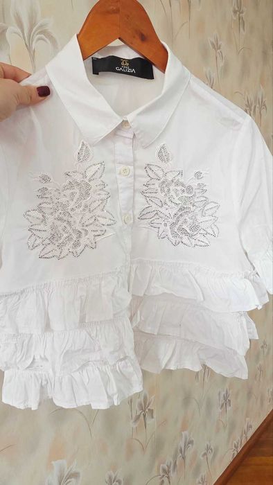 Бяла риза с волани и бродерия – романтичен и елегантен стил