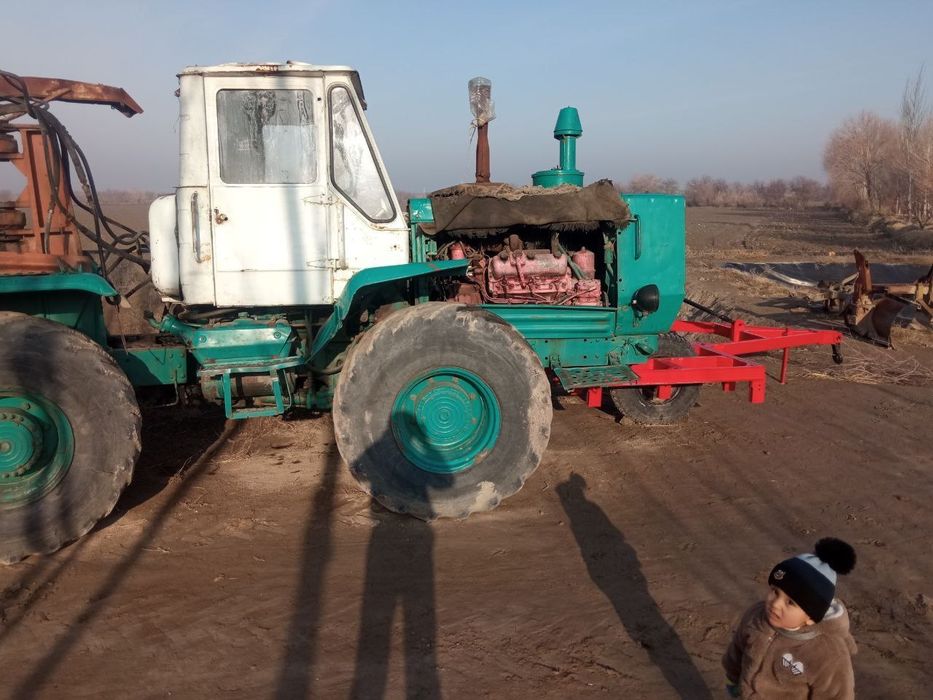 Traktor T150  ishlab turibdi
