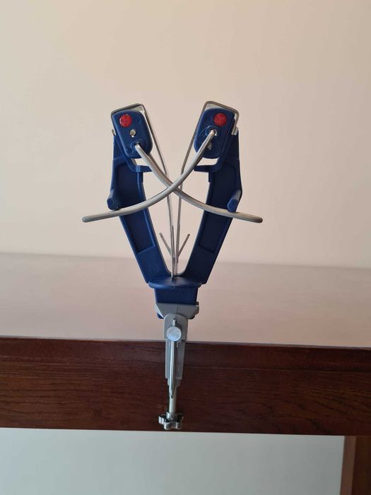 Dispozitiv ascutit cutite prindere tip menghina pentru blat maxim 25mm