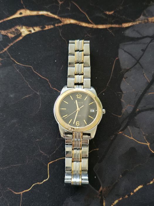 Часовник Tissot с позлатен безел