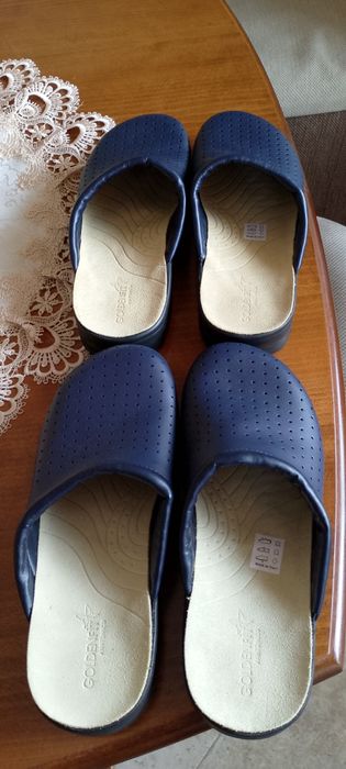 Продавам работни обувки номер 42 и чехли сабо номер 42