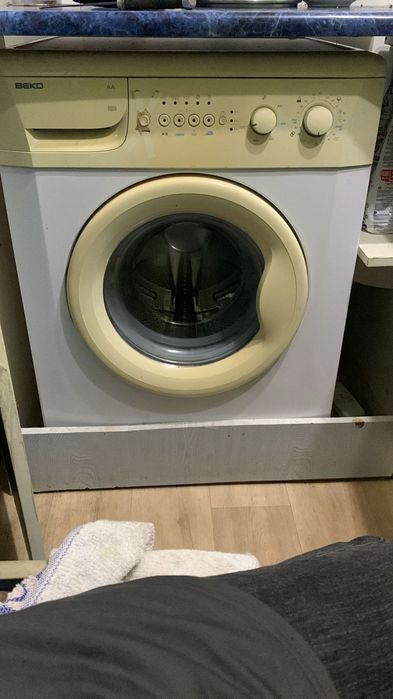 Продам 2 машинки ,каждая по 15 что-то сломалось