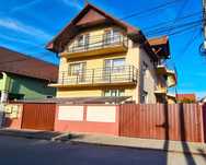 Casă unifamilială 9 camere, teren 560 mp, 7 locuri de parcare