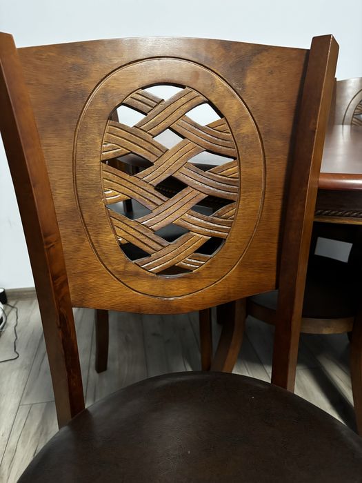 Masa cu 4 scaune din lemn masiv