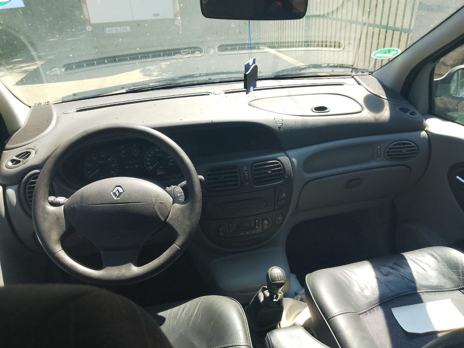 Vând Renault din 2003