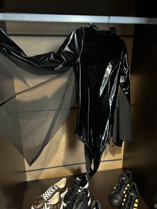 Продавам черно латексово боди тип “прилеп”