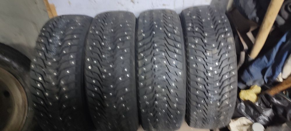 Продам резину зима новая шипованная. Размер R 16. 195/55