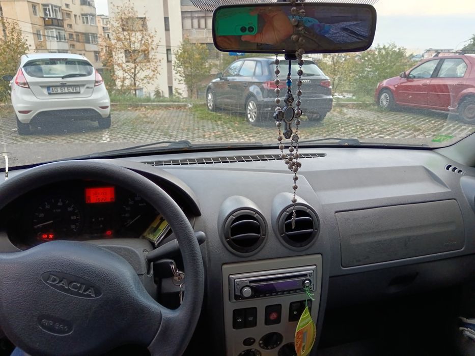 Vând Dacia Logan