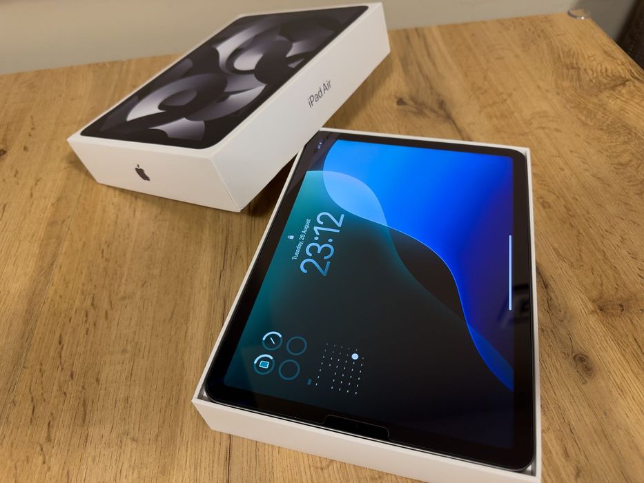 Продавам iPad Air 5 – 256GB Wi-Fi + Apple Pencil 2 + Anker Hub 8-in-1