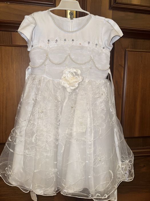 Платье нарядное белое