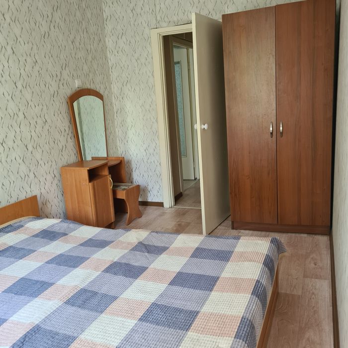 2хспальная кровать и плательный шкаф