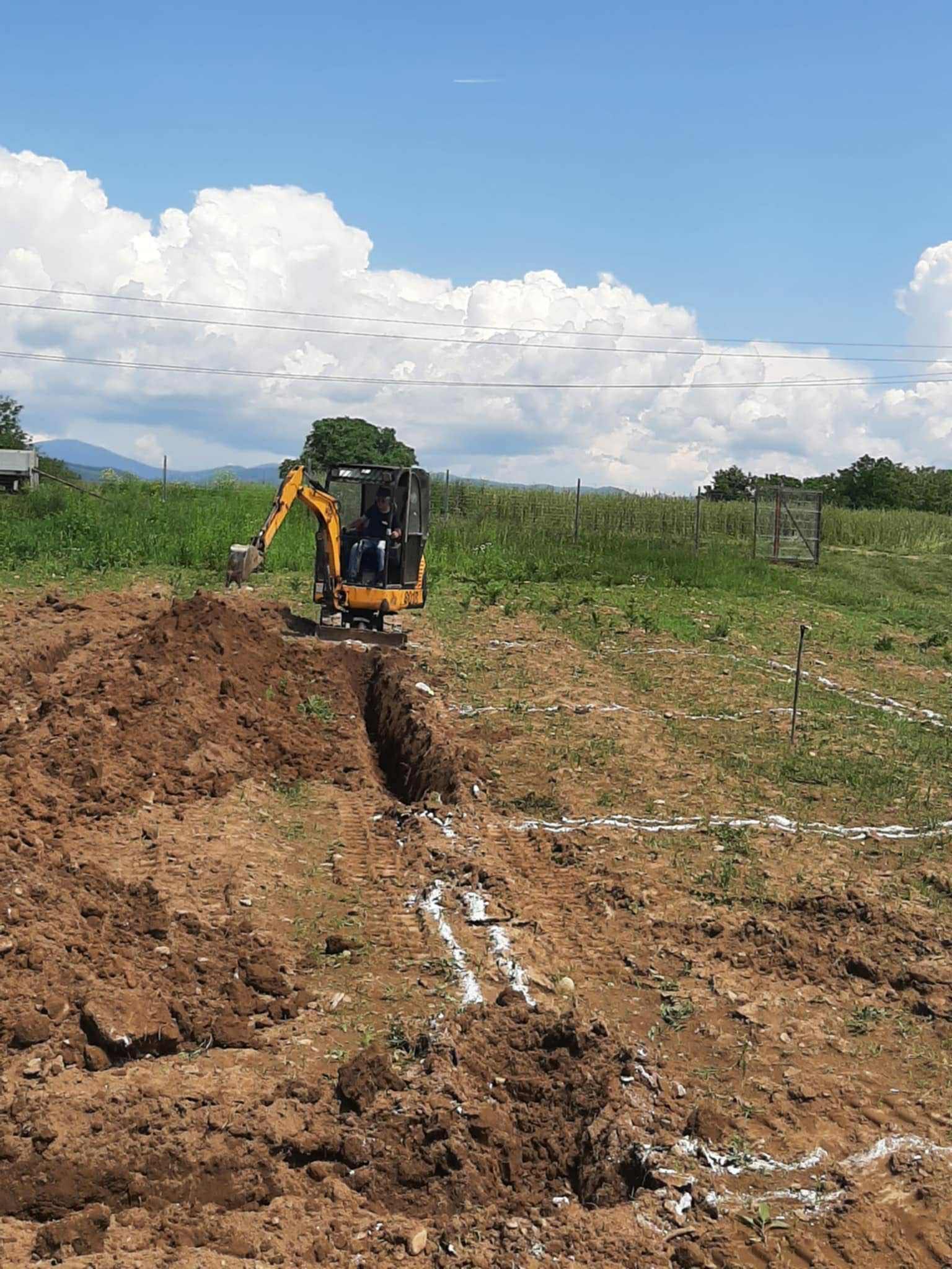 Miniexcavator pentru diverse lucrări