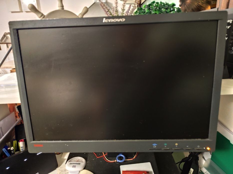 Компютър HP настолен. Монитор Lenovo