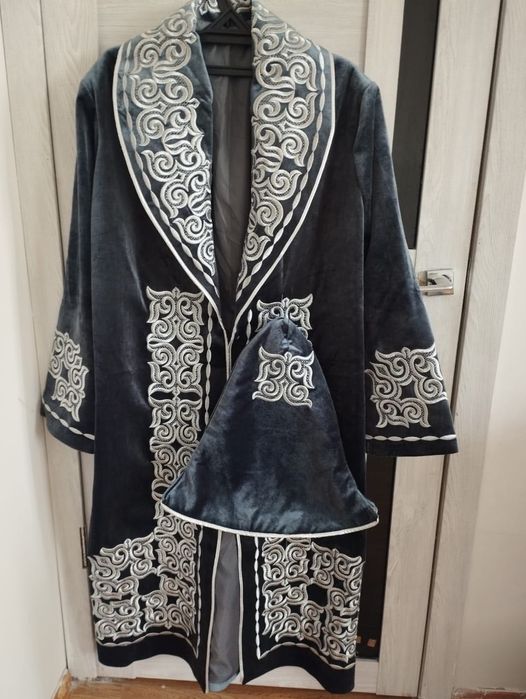 Национальный казахский шапан с шапкой