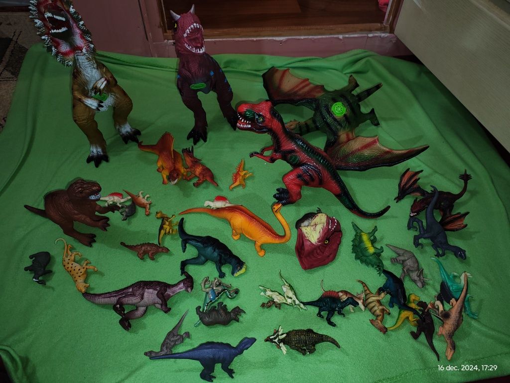 Dinozauri jucarii