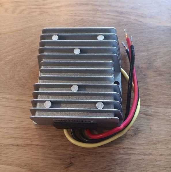 DC 12V/24V към 5V 30A 150W водоустойчив преобразувател на напрежение