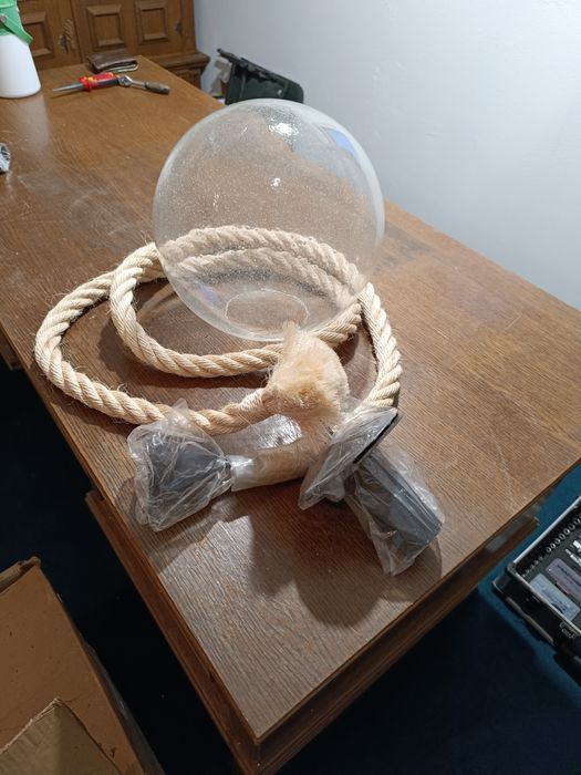 Lampă scandinavă suspendată cu glob de sticlă