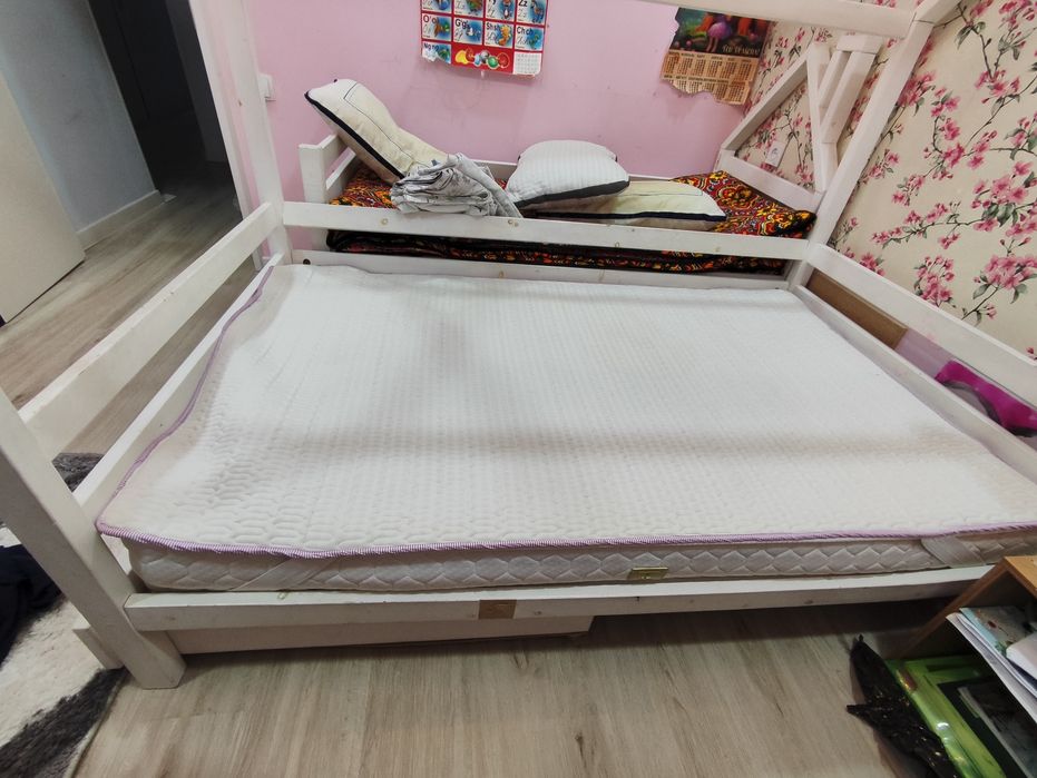Детские кроватки 2шт, одна кровать для грудничка.