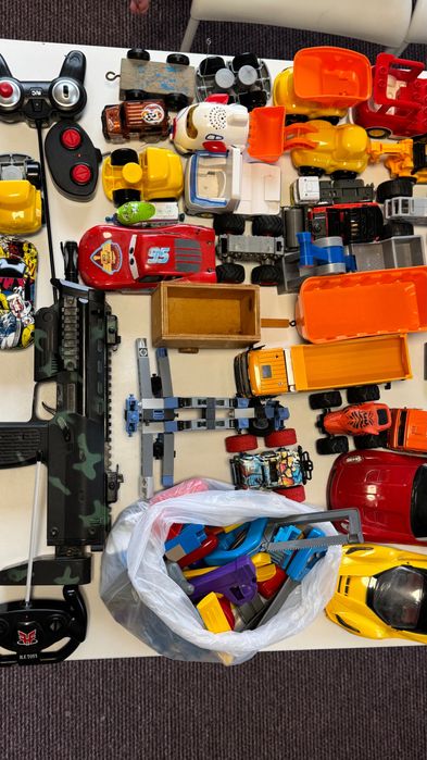 Jucării mașini multe