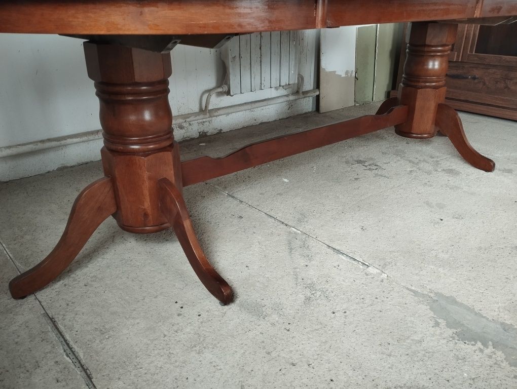 Стол для гостиной кухни