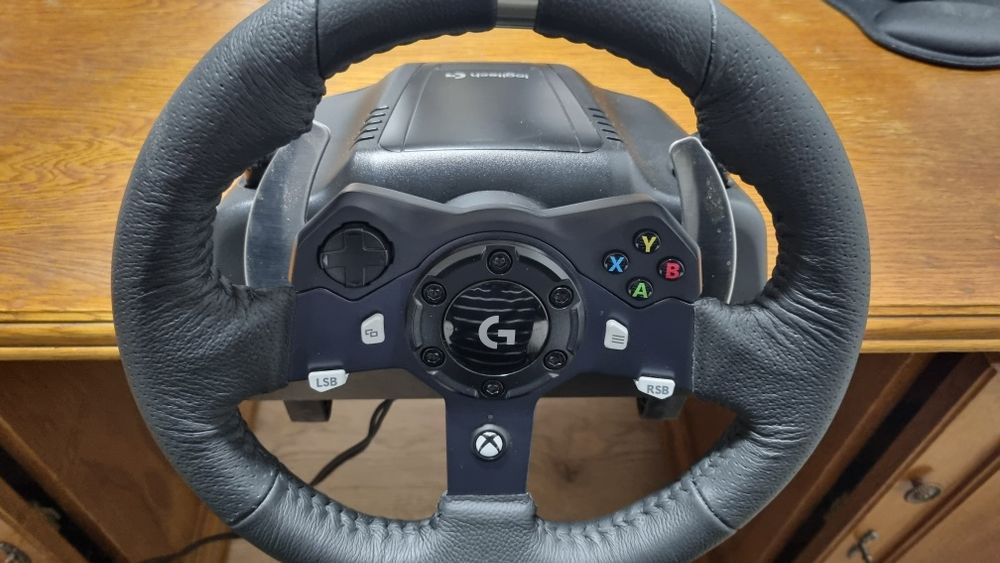 Volan gaming Logitech G920 așteaptă utilizator