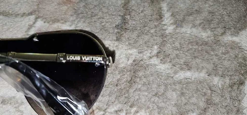 ochelari de soare  dintr o bucata scrie pe ei louis vuitton
