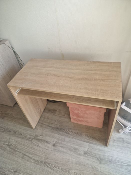 Ученическо бюро. Запазено  с леки следи от употреба.