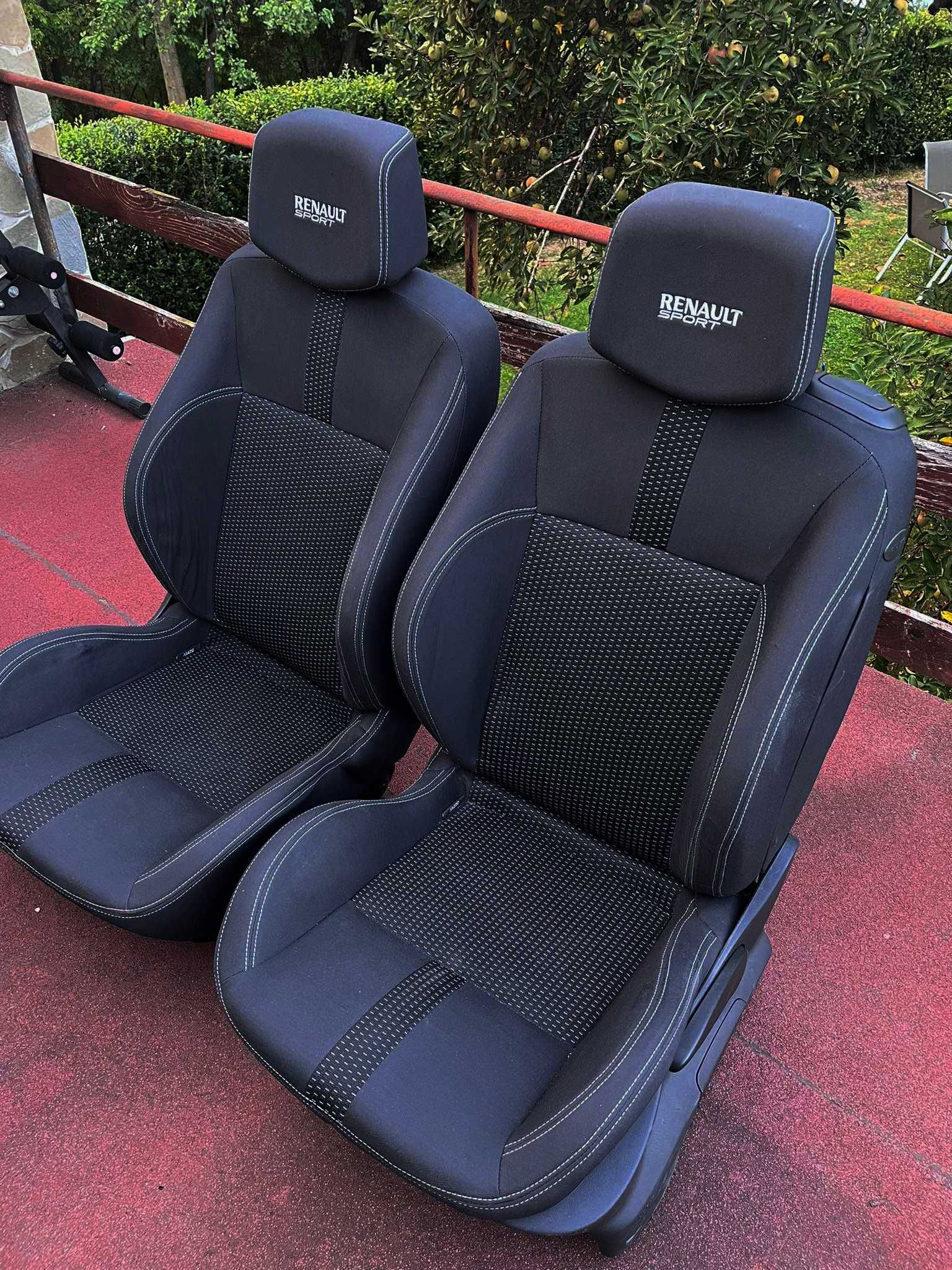 Седалки за Renault clio 3 RS
