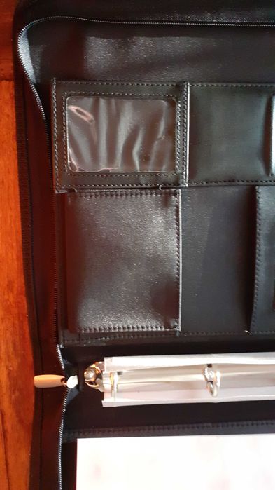 чанта бизнес черна с изтеглящи се дръжки красив дизайн