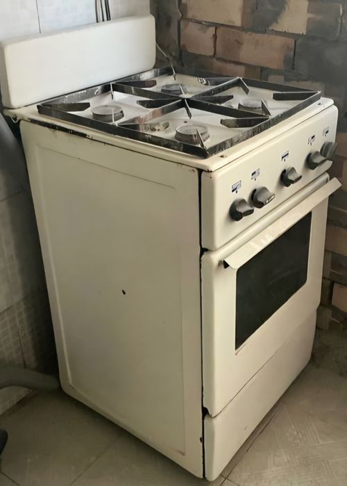 Газовая плита четырёх конфорки