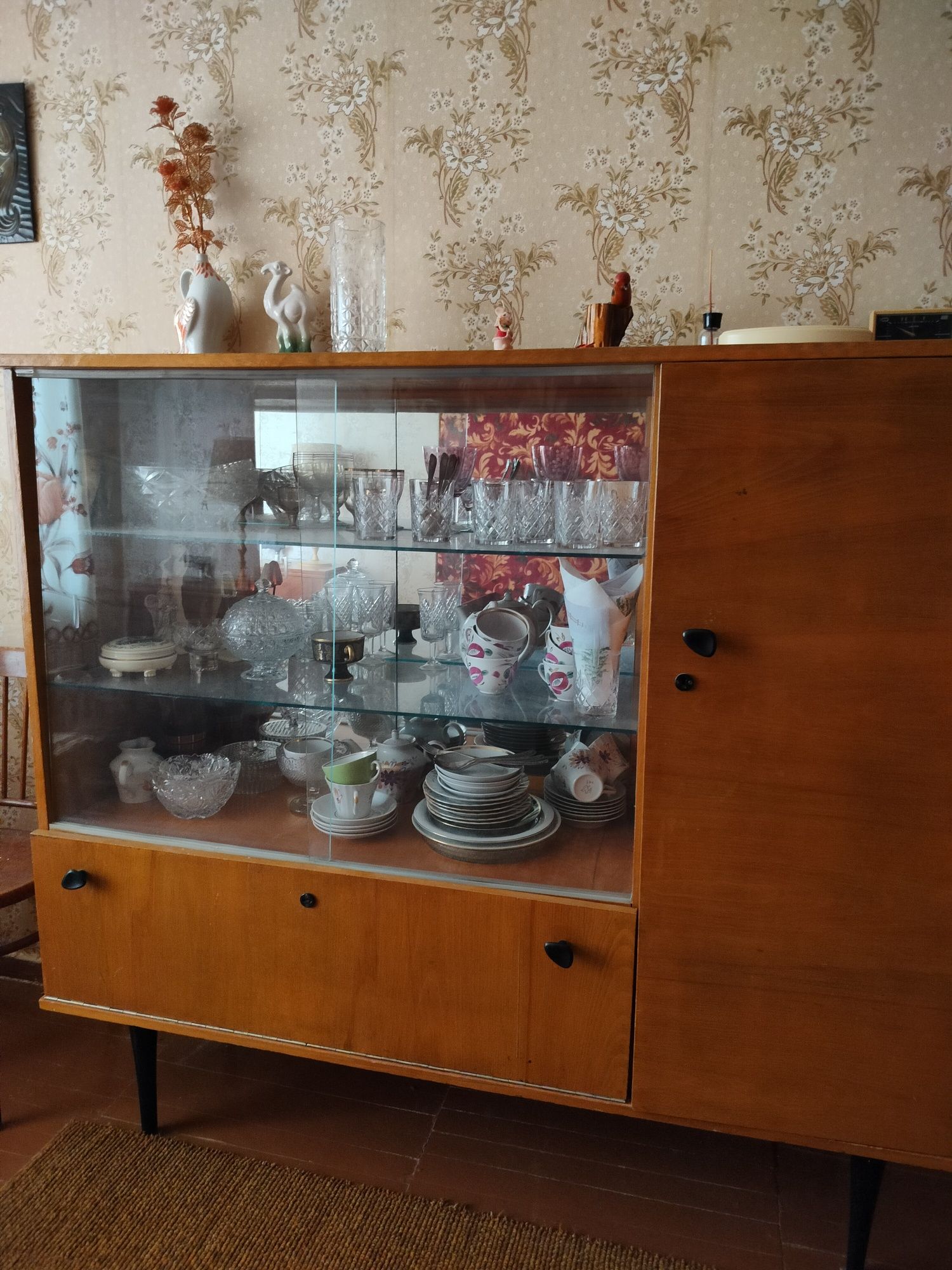 Продам сервант- шкаф для посуды.
