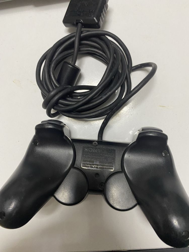 Vând PlayStation 1