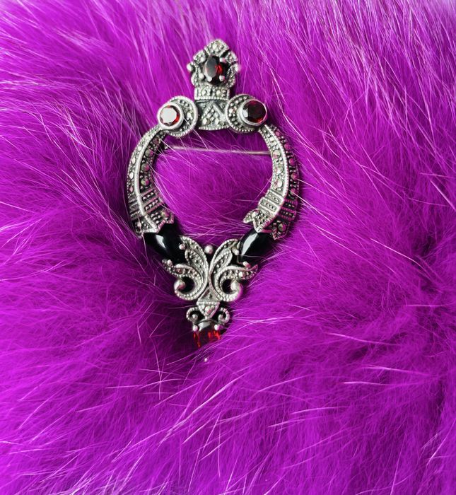 Brosa argint granate si marcasite