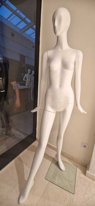 Manechine dama din fibra de sticla, vitrine magazine,