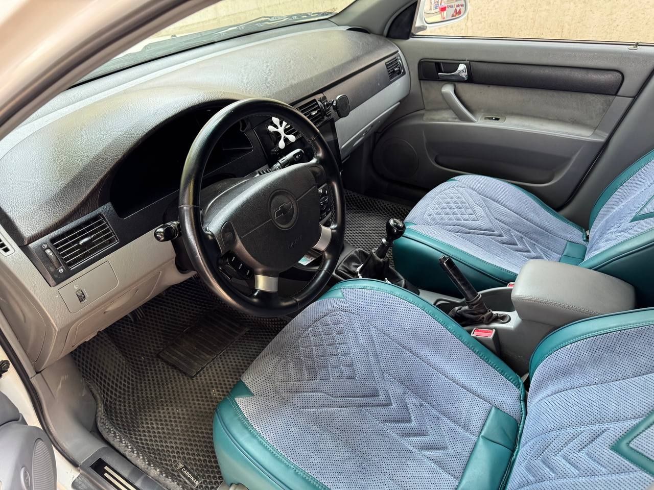 Lacetti srochna sotiladi
