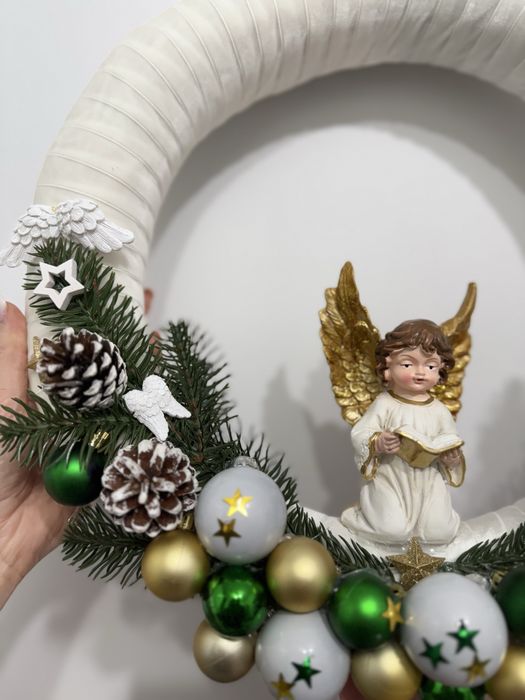 Coronita decorativa de Craciun Hand Made cu catifea alba