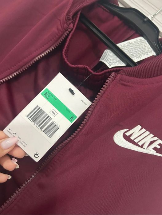 Vând trening Nike pentru fete 156-166 cm ,XL nou  cu eticheta .