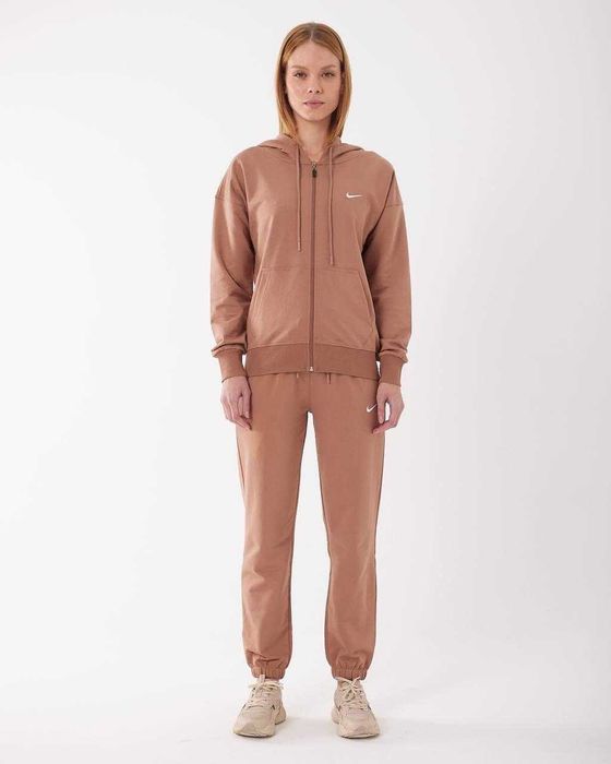 Nike Анцуг за Нея – Комфорт и Стил в Едно