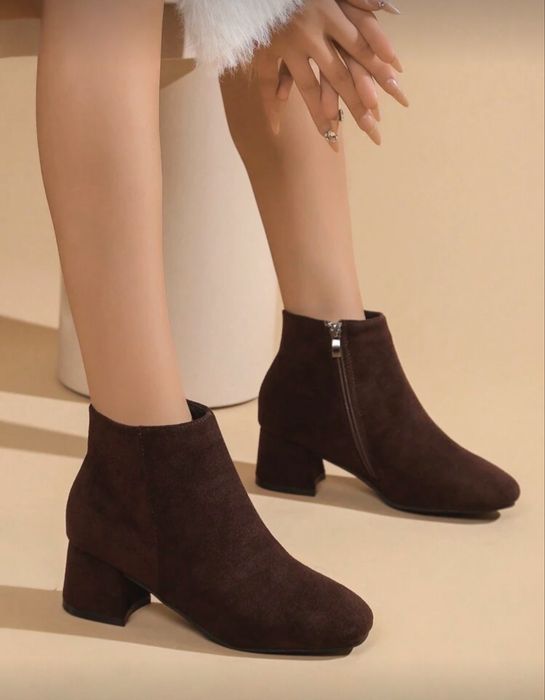 Дамски кафяви велурени боти с ток 38