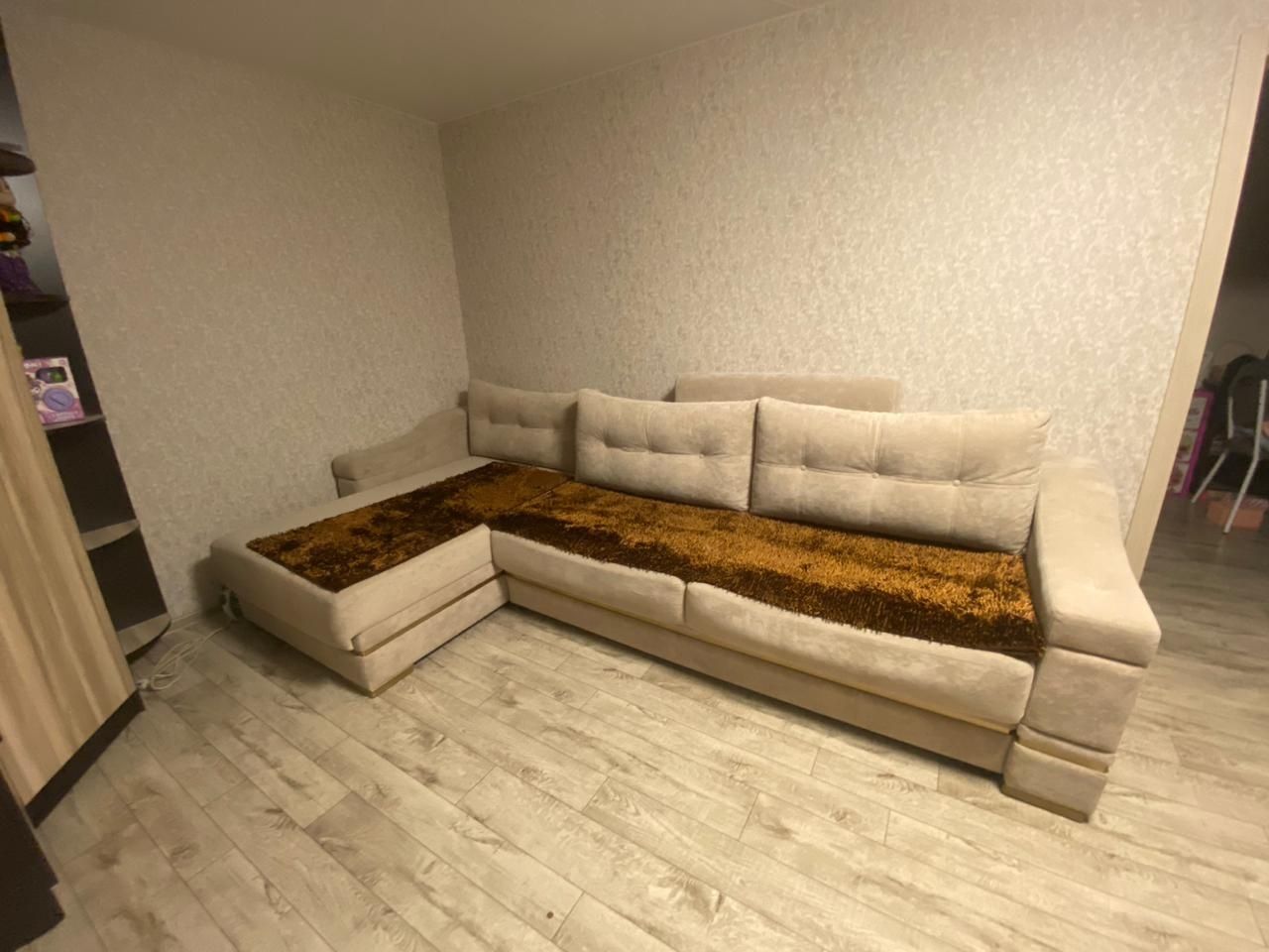Срочно продается угловой диван почти новый