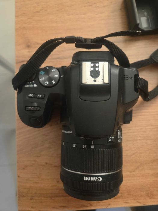 Canon EOS 250D + obiectiv 18-55mm + accesorii