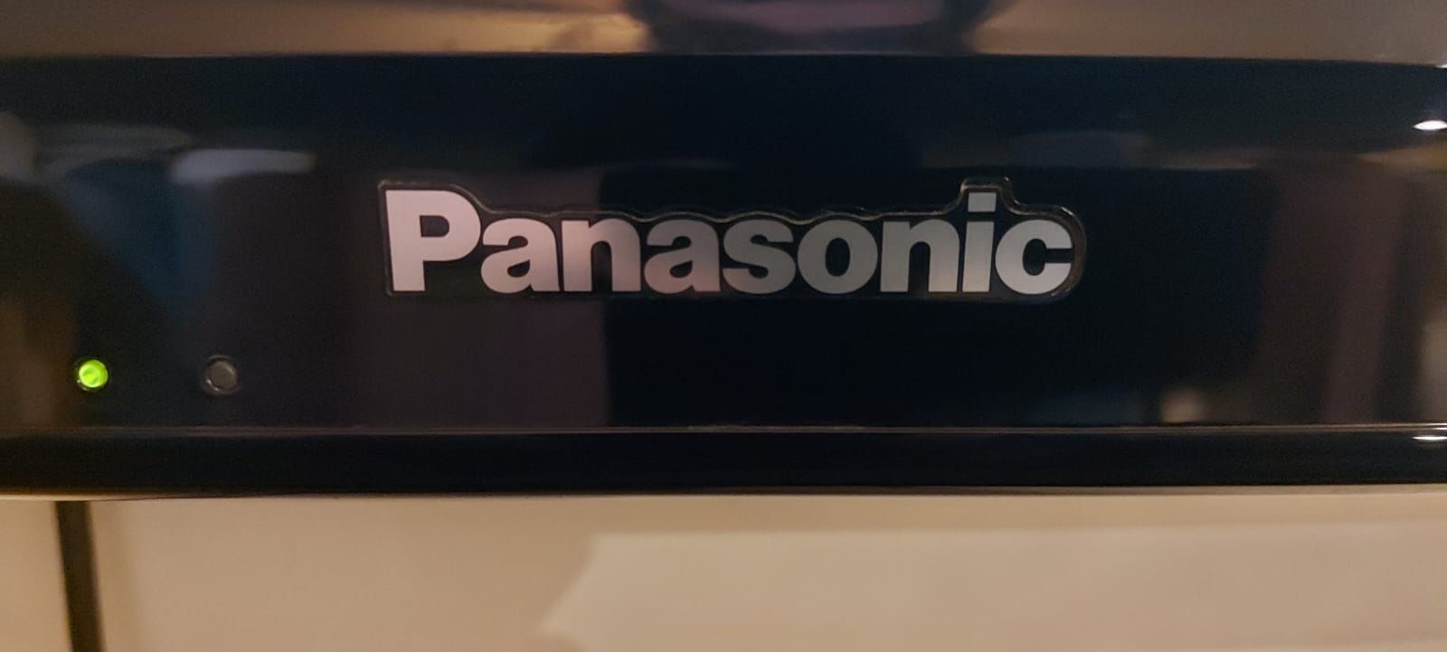 Televizor Panasonic Viera 106 cm,cu suport pentru perete + telecomanda