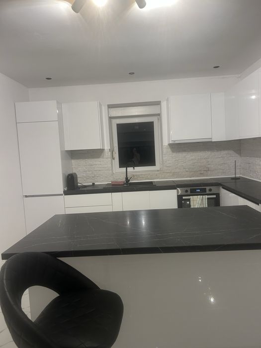 Mobilier bucatarie Pal+ MDF alb lucios +insula, stare excelenta