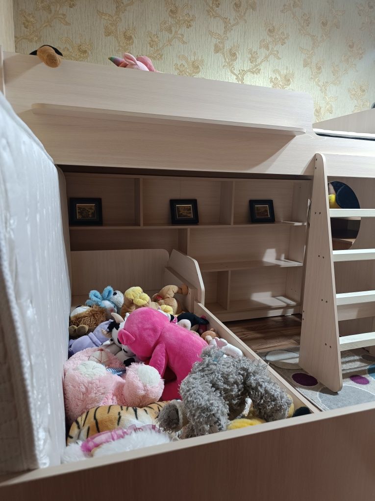 Продам двухярусную  кровать...