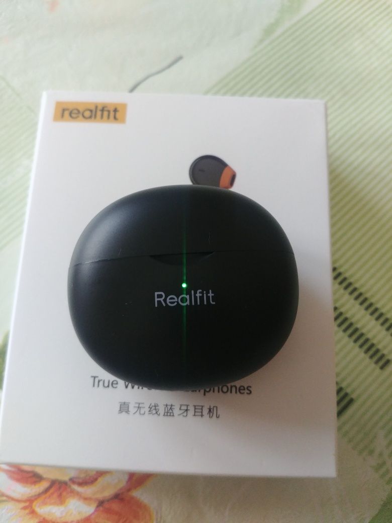 Продаю TWS Bluetooth наушники Realfit F2