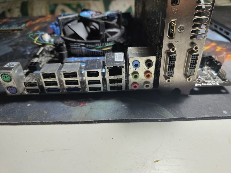 Kit placa de baza, procesor, ram și placa video.