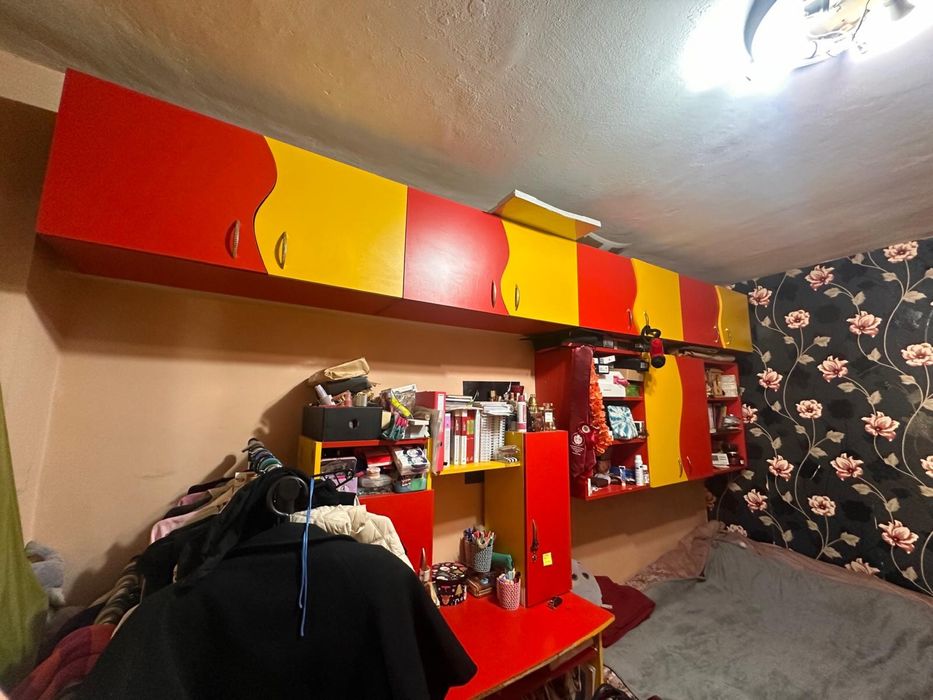 Vand mobila dormitor ,doua culori ,din pal .mobila a fost facuta acum