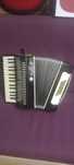 Vând acordeon Stella cu 32 de basi